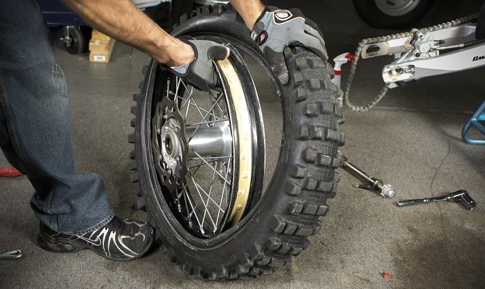 Karat bisa terjadi pada bagian dalam pelek atau struktur dalam ban