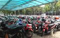 Cara Mudah Cegah Bodi Motor Baret Saat di Parkiran, Pakaikan Saja Ini
