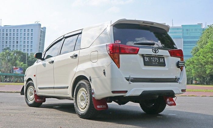 Toyota Kijang Innova bergaya rally look