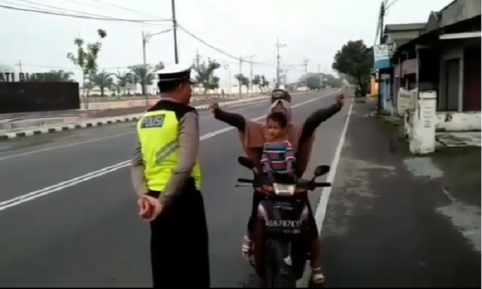 Ibu-ibu tidak pakai helm dan marah-marah saat ditilang