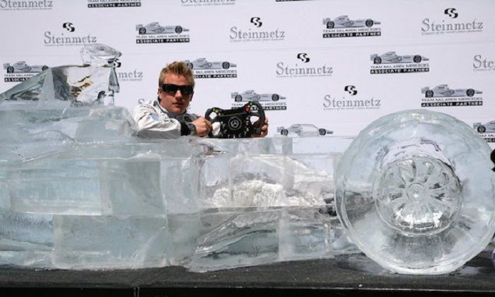 Kimi Raikkonen di atas mobil F1 terbuat dari es