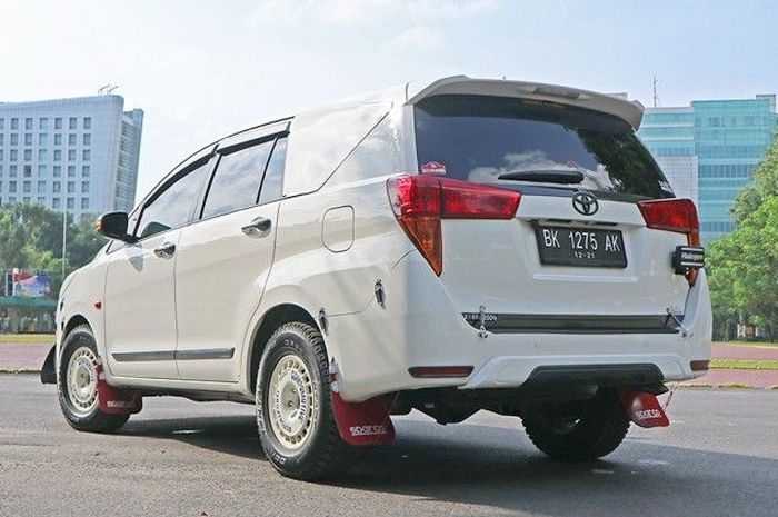 Toyota Kijang Innova bergaya rally look 