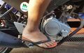 Suka Naik Motor Pakai Sandal? Pakar Safety Riding Kasih Tahu Bahayanya
