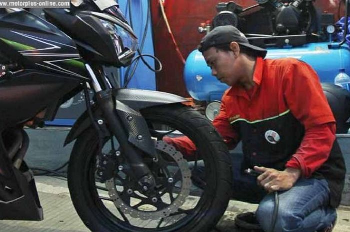 ilustrasi ban motor baru