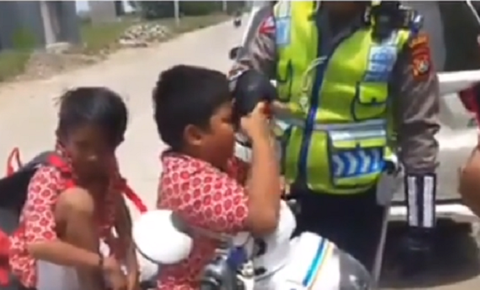 Bocah SD minta ampun kena tilang polisi