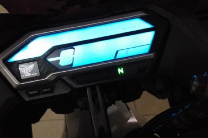 Instrumen panel hanya menampakan warna biru