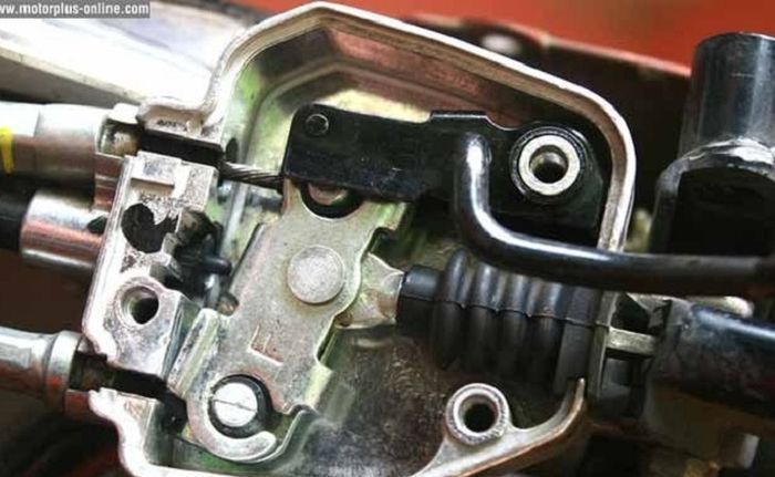 Mekanisme combi brake system di motor yang pakai rem belakang model tromol