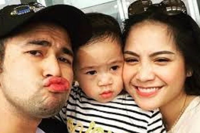 Rafathar Malik Ahmad bersama Raffi Ahmad dan Nagita Slavina