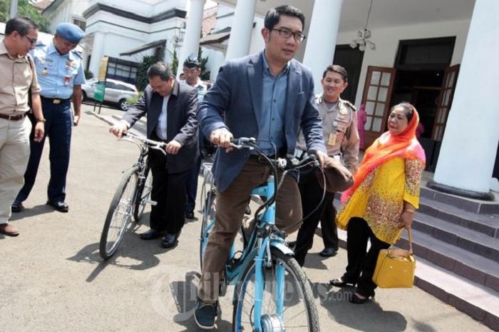 Ilustrasi Ridwan Kamil naik sepeda