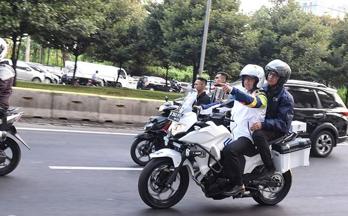 Anies Baswedan bersama naik motor dengan Muhammad Ikhsan Asaad (General Manager PLN Disjaya) ke sejumlah lokasi di Ibukota