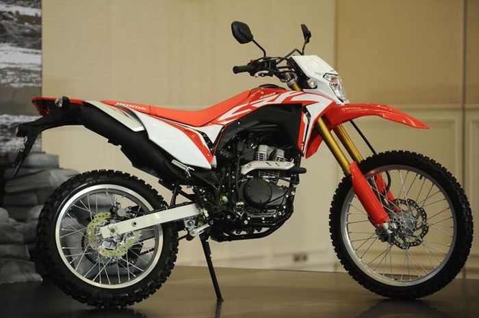 Honda CRF 150L menggunakan pelek jari-jari