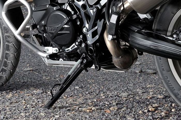 Ilustrasi standar samping motor