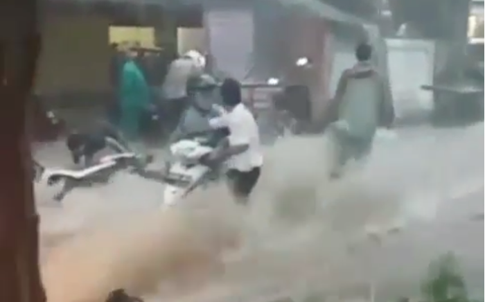 Yamaha Mio J terjebak di tengah terjangan banjir Semarang