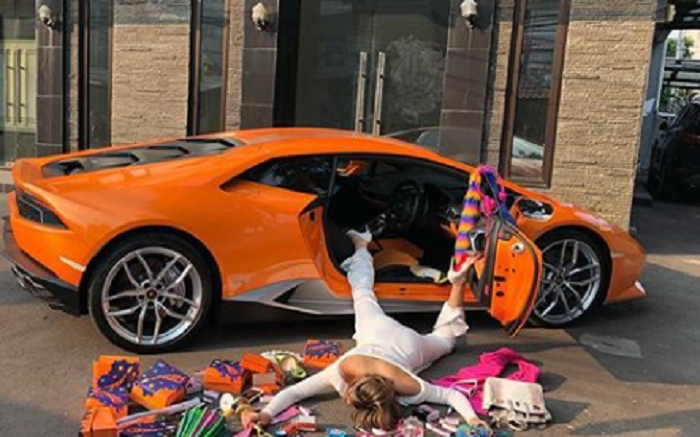 Jessica Iskandar 'jatuh tersungkur'dari Lamborghini Huracan