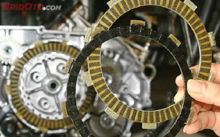 Kampas kopling gosong dan tipis harus segera diganti