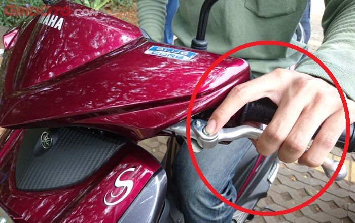 Pengendara cerdas harus tahu, ini alasan jangan meletakkan jari di tuas rem motor matik saat jalan