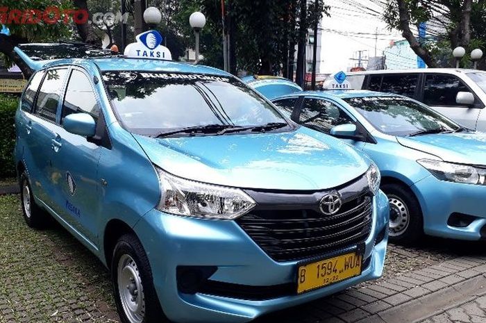 ILustrasi armada Blue Bird dengan mobil jenis MPV