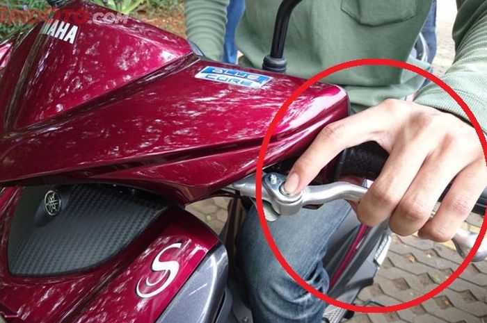 Pengendara cerdas harus tahu, ini alasan jangan meletakkan jari di tuas rem motor matik saat jalan