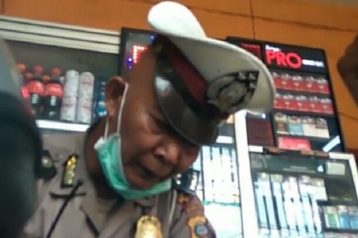 Oknum polisi memeras pengendara yang kena tilang.