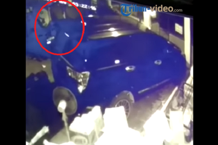 Maling motor terekam CCTV, beraksi pakai kunci T