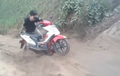 Video: Nyusahin Diri Sendiri, Honda BeAT Dibuat Ceper Dijajal Trek Off-road