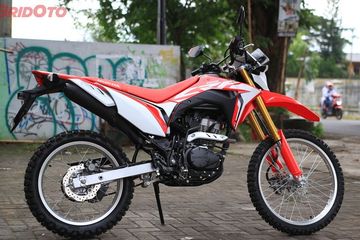 Harga Honda Crf150l Naik Rp 400 Ribuan Simak Update Daftar Harga Trail 150 Cc Per 5 Januari 2020 Gridoto Com