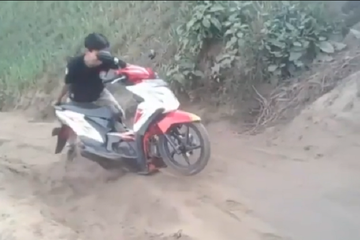 Video Nyusahin Diri Sendiri Honda Beat Dibuat Ceper Dijajal Trek Off Road Gridoto Com