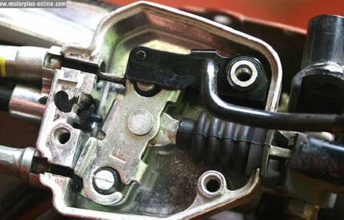 Di tuas kiri motor matic Honda berfitur CBS, ada komponen untuk mengaktifkan rem depan