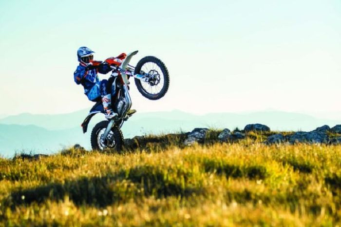 KTM FREERIDE X-XC bisa mengisi daya baterai dari deselerasinya