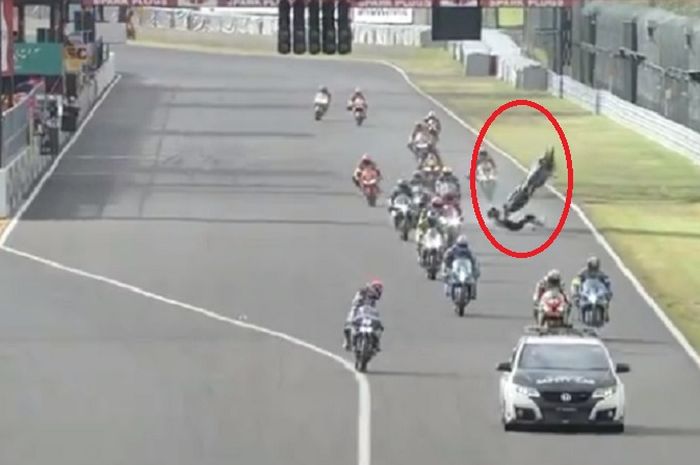 Pembalap terpental dan tertimpa motor di ajang Suzuka 8 Hours 2018.