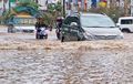 8 Jurus Teknik Menerjang Banjir Ini Bikin Mobil Aman Dari Kerusakan