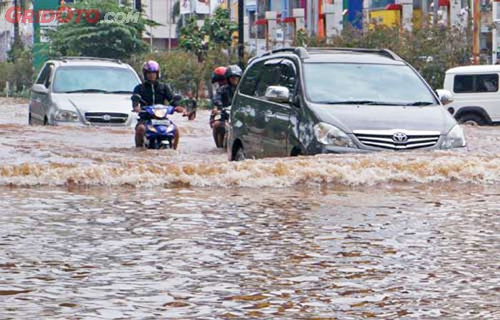 Waspada banjir menyebabkan mobil mogok