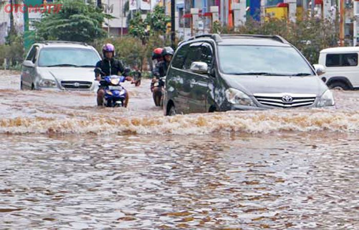 Waspada banjir menyebabkan mobil mogok