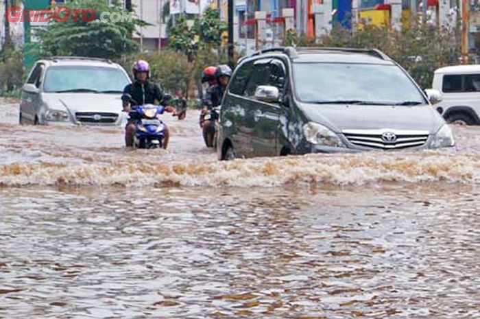 Ilustrasi mobil menerjang banjir