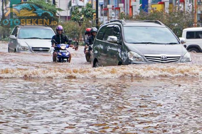 Waspada banjir menyebabkan mobil mogok