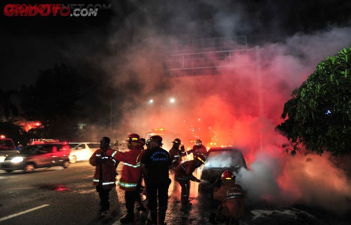 Ilustrasi mobil terbakar