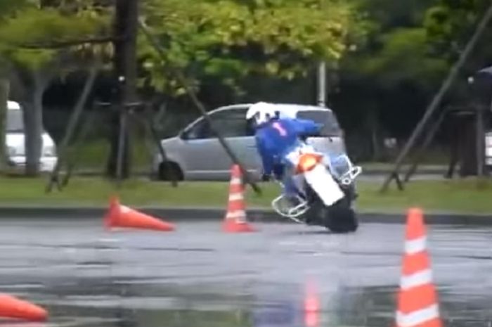 Aksi anggota Kepolisian Jepang menaklukan gymkhana ditengah hujan