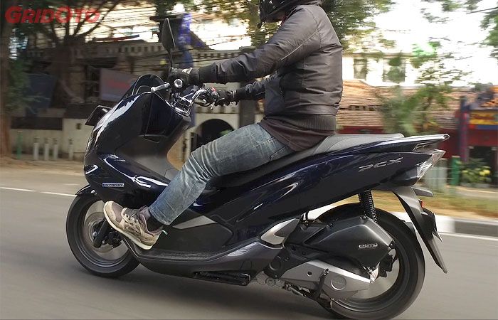 Riding position Honda PCX Hybrid tetap sama dengan versi biasa