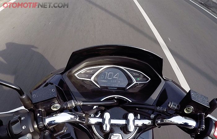 Akselerasi PCX Hybrid lebih baik berkat motor assist