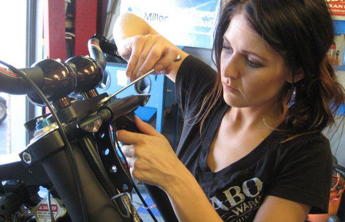 Kristin Rowles-Dippold saat merakit AFT Customs Sentoh