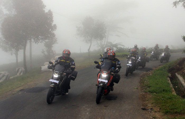 Suzuki GSX-150 Bandit melewati jalanan berkabut