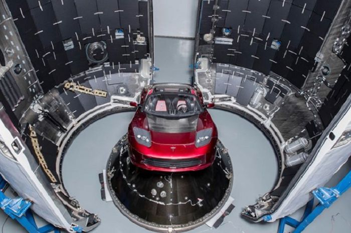 Mobil Tesla Roadster yang akan dikirim ke Mars
