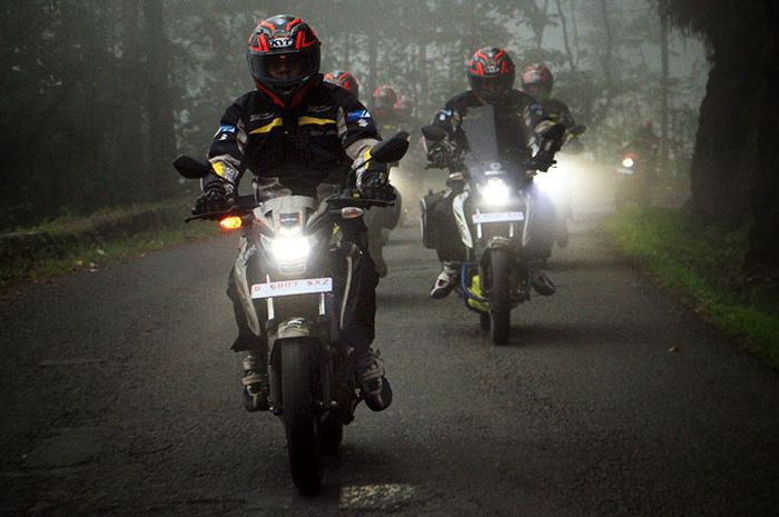 Suzuki GSX-150 Bandit menembus kabut Papandayan