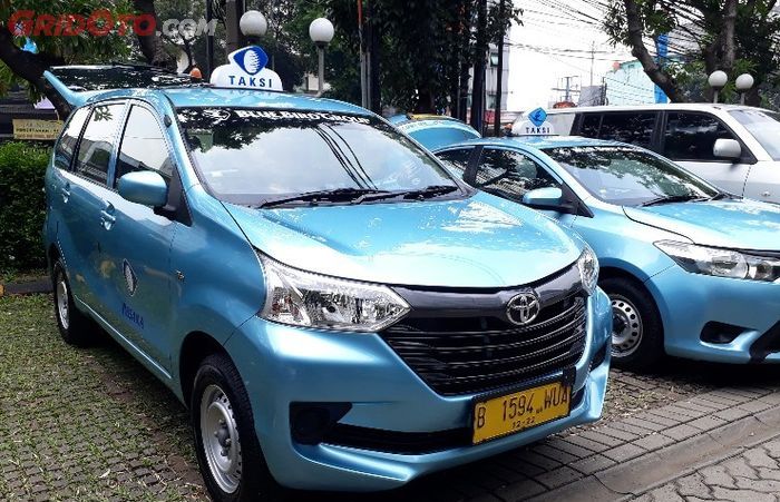 ILustrasi armada Blue Bird dengan mobil jenis MPV