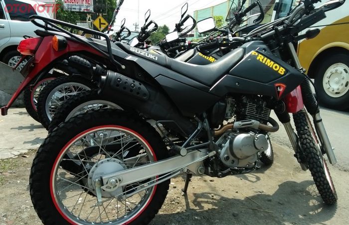 Suzuki DR200S memang ada di Indonesia dan dipakai oleh Brimob, diimpor langsung dari Jepang