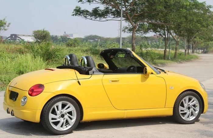 Daihatsu Copen dengan warna kuning