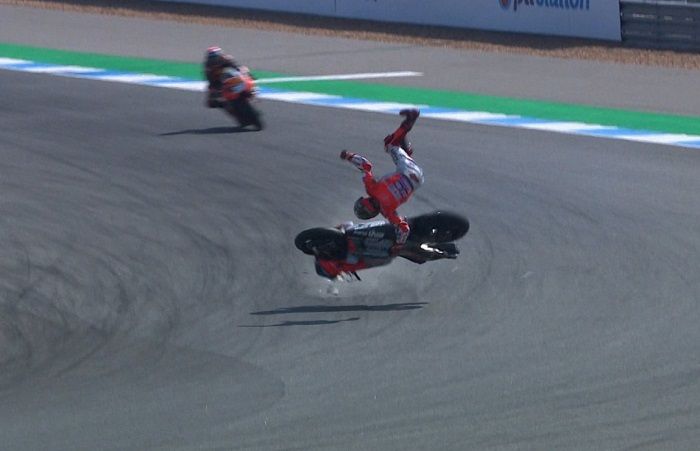 Jorge Lorenzo terlempar keras dari motornya di FP2 MotoGP Thailand