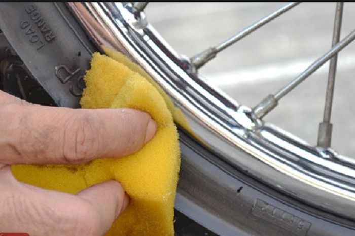 Semir ban bisa merusak compound ban dan juga bikin licin