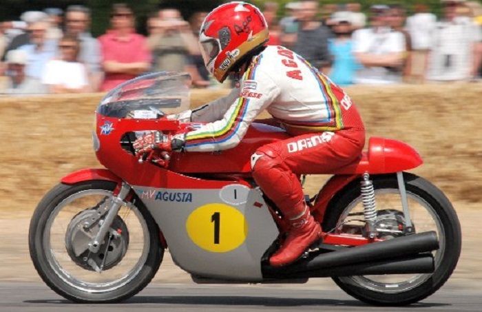 Giacomo Agostini mengendarai MV Agusta 500