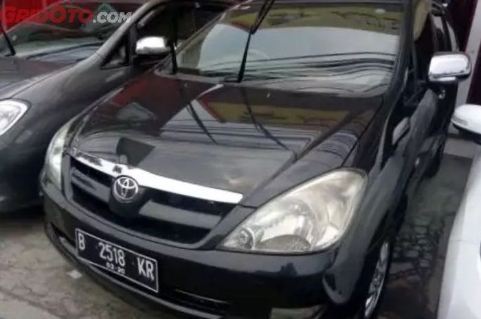 Kijang Innova generasi awal